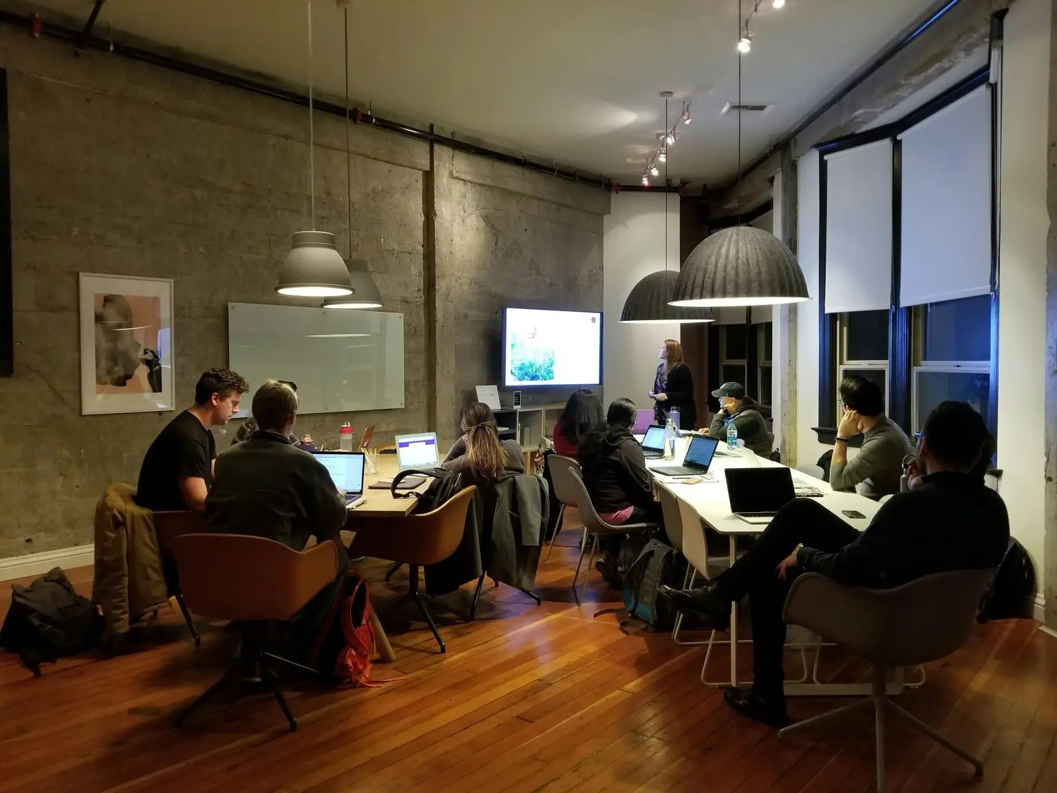 Programiści podczas code review i pair programming w open space